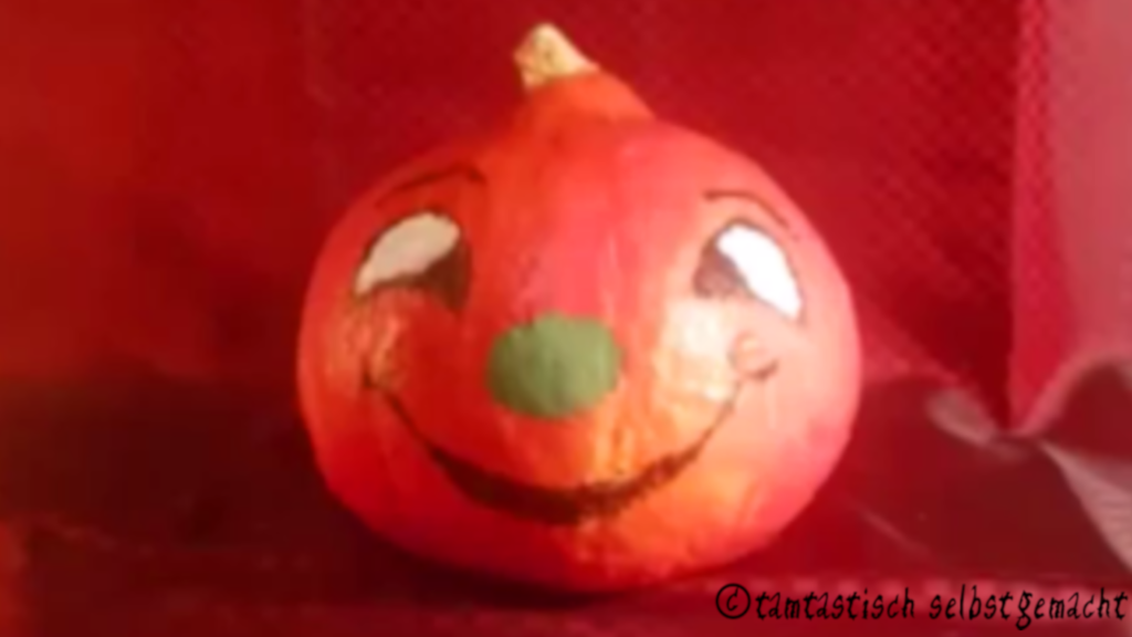 bemalter Kürbis Halloween, der grinst | Kürbisse zu Halloween bemalen (Schritt-für-Schritt-Anleitung)