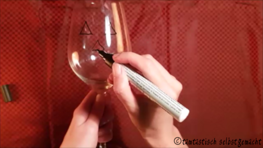 Weinglas wird mit Glasmalstift bemalt