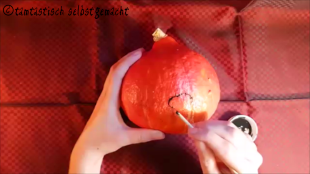 Arbeitsschritte um einen grinsenden Kürbis zu Halloween zu bemalen: Nase malen