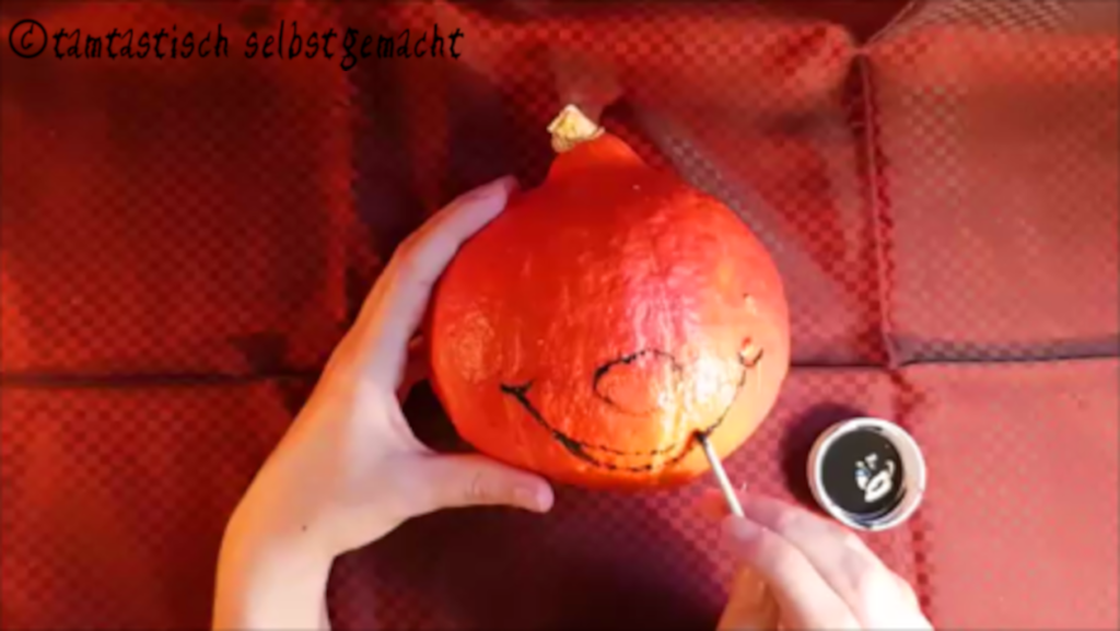 Arbeitsschritte um einen grinsenden Kürbis zu Halloween zu bemalen: Mund malen