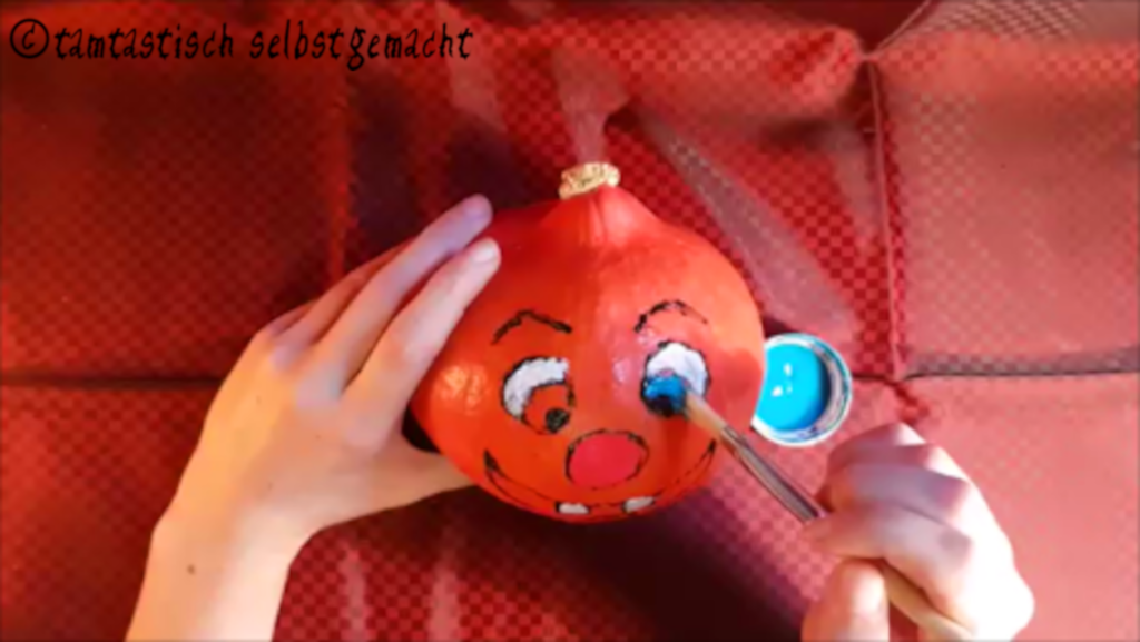 Arbeitsschritte um einen lachenden Kürbis zu Halloween zu bemalen: Augen malen