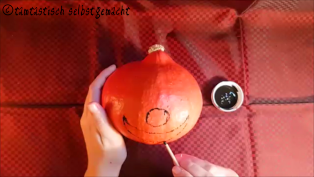 Arbeitsschritte um einen lachenden Kürbis zu Halloween zu bemalen: Mund malen