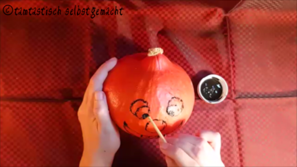 Arbeitsschritte um einen lachenden Kürbis zu Halloween zu bemalen: Augen malen