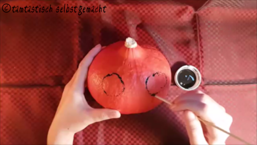 Arbeitsschritte um einen Kürbis zu Halloween als Totenkopf zu bemalen: Augen malen