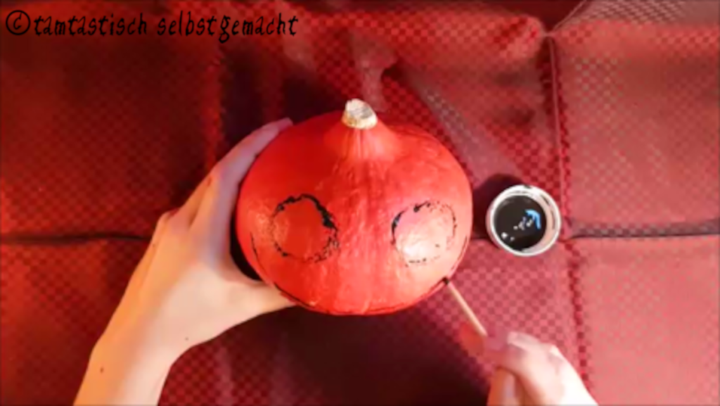 Arbeitsschritte um einen Kürbis zu Halloween als Totenkopf zu bemalen: Mund malen