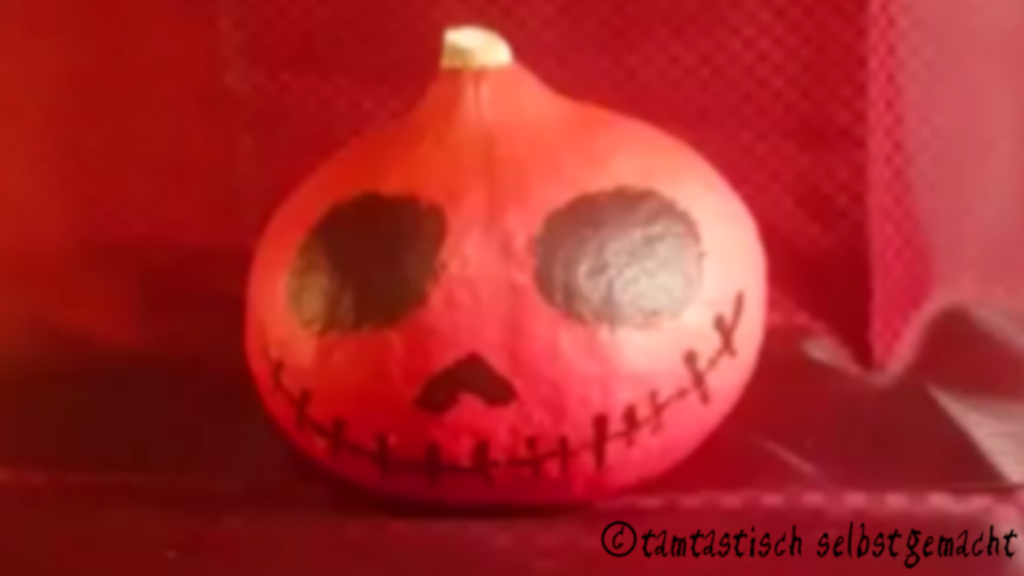 Kürbis Halloween, der als Totenkopf bemalt ist | Kürbisse zu Halloween bemalen (Schritt-für-Schritt-Anleitung)