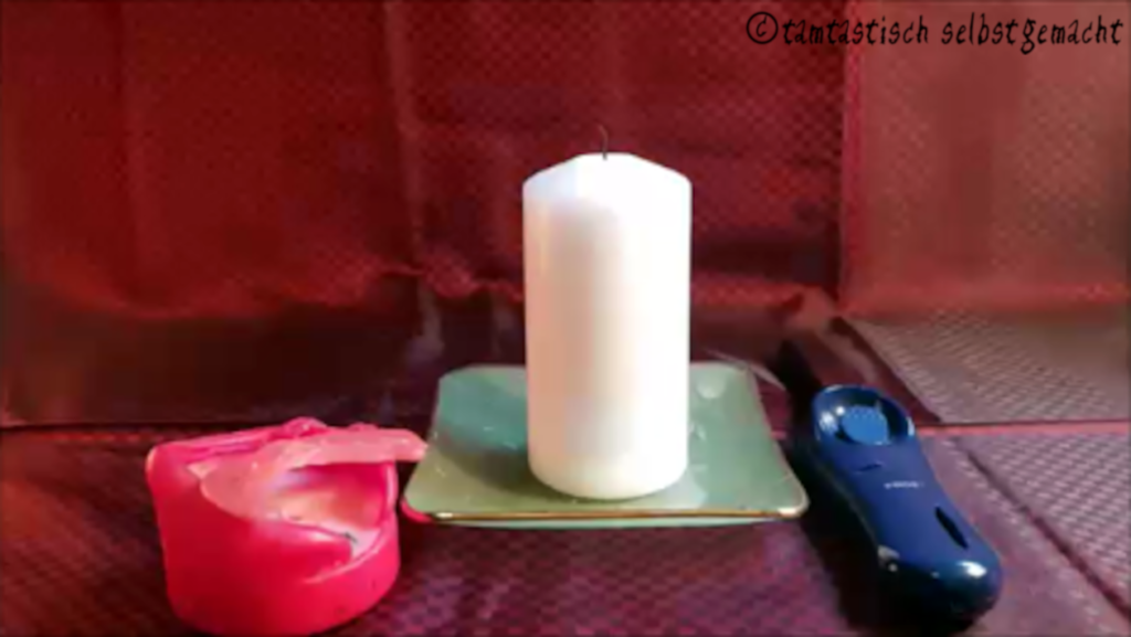 benötigtes Material um eine blutende Kerze selbst zu machen: Kerze, Untersetzer, rote Wachsreste, Stabfeuerzeug